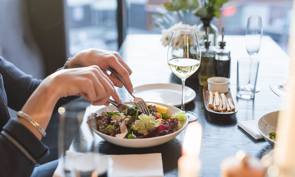Highly Profitable Franchise Restaurant With Liquor License For Sale 1