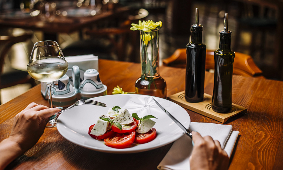Renowned European Restaurant& Deli W/Loyal Client Base In Los Angeles For Sale 1