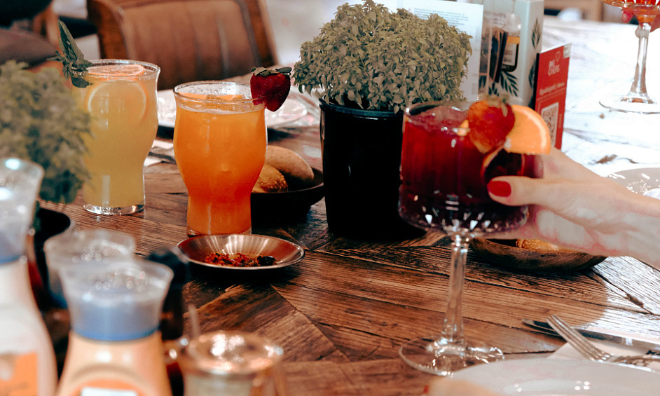 Cozy Cocktail Bar W/no Food Required– Ideal Accessibility! In Mid-Wilshire For Sale 1