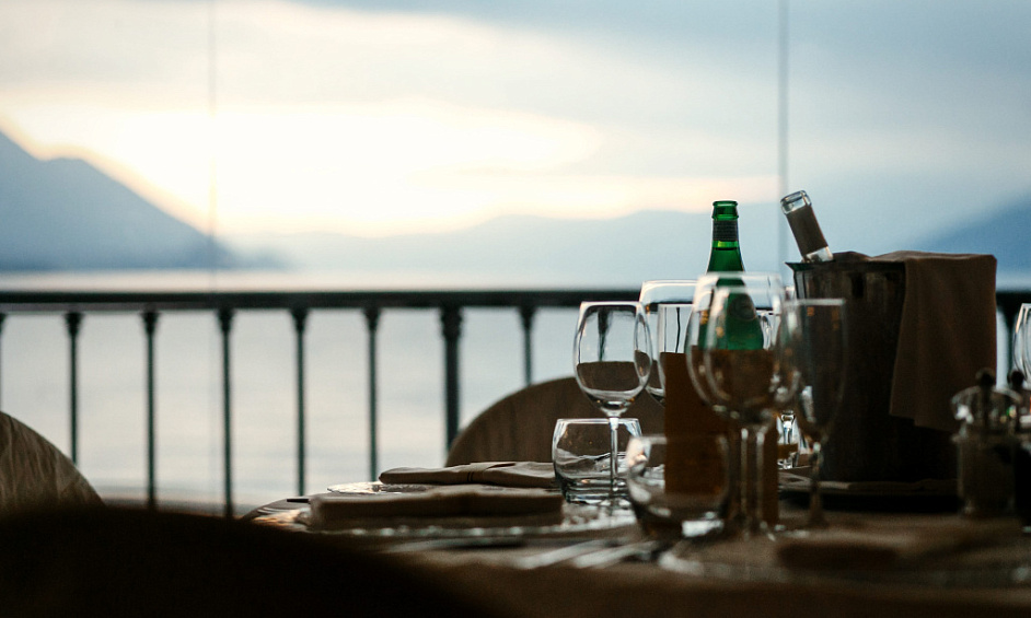 High-volume NYC Waterfront Restaurant In Busy Area For Sale 1