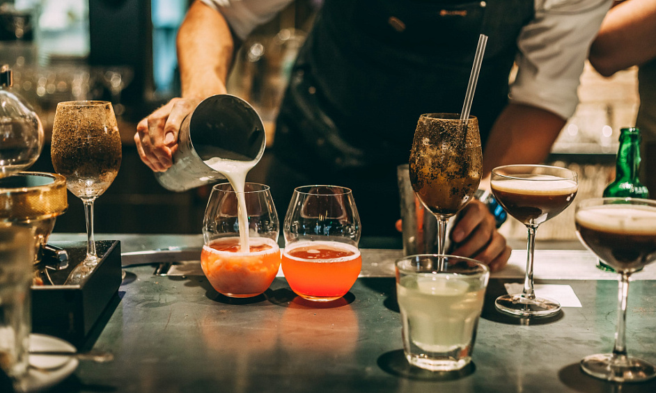 Cozy Cocktail Bar W/no Food Required– Ideal Accessibility! In Mid-Wilshire For Sale 1